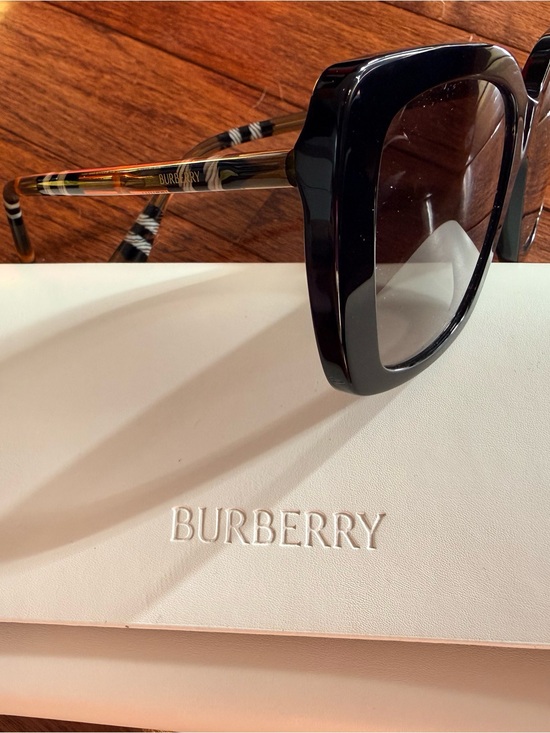 Burberry Black Square Oversized Women\'s Sunglasses